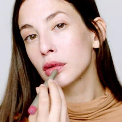 Crayon à Lèvres Crème Satin 25 Crayon à Lèvres Crème Satin -Beaute Luxe Soldes Miniature Video Fiche produit Crayon Satin Creme ILIA