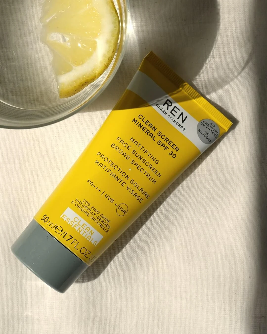 REN CLEAN SKINCARE Clean Screen Protection Solaire Matifiante Visage SPF 30 3 REN CLEAN SKINCARE Clean Screen Protection Solaire Matifiante Visage SPF 30 – Image 3