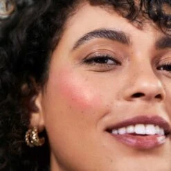 RMS Beauty ReDimension Hydra Powder Blush -Beaute Luxe Soldes visuel modele blush rms Mai Tai